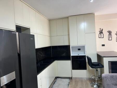 Tirane, jepet me qera apartament 1+1 Kati 3, 500 € (Rruga Dibres prane universitetit te mjekesise)