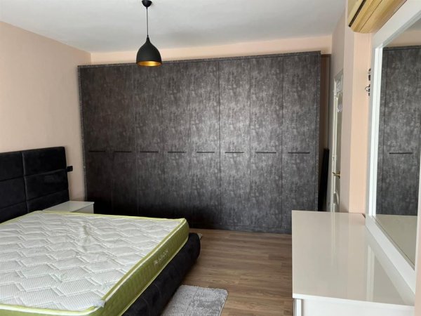 Tirane, jepet me qera apartament 1+1 Kati 3, 500 € (Rruga Dibres prane universitetit te mjekesise)