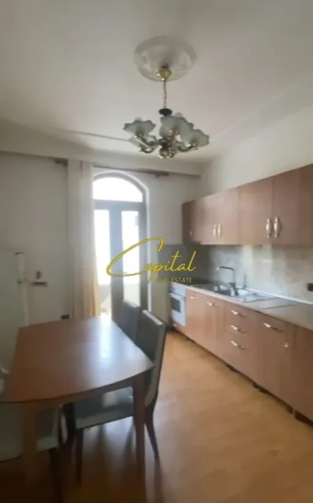 Tirane, jepet me qera apartament 2+1 Kati 2, 140 m² 550 € (ALI DEMI)