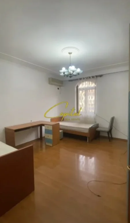 Tirane, jepet me qera apartament 2+1 Kati 2, 140 m² 550 € (ALI DEMI)