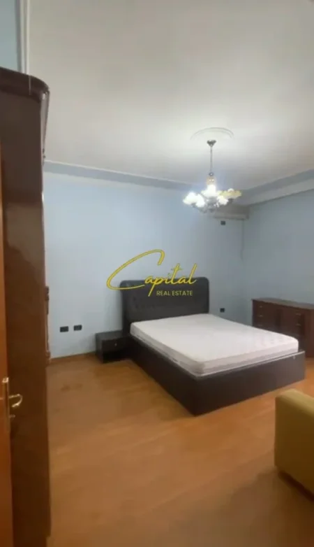 Tirane, jepet me qera apartament 2+1 Kati 2, 140 m² 550 € (ALI DEMI)