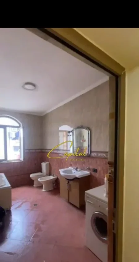 Tirane, jepet me qera apartament 2+1 Kati 2, 140 m² 550 € (ALI DEMI)