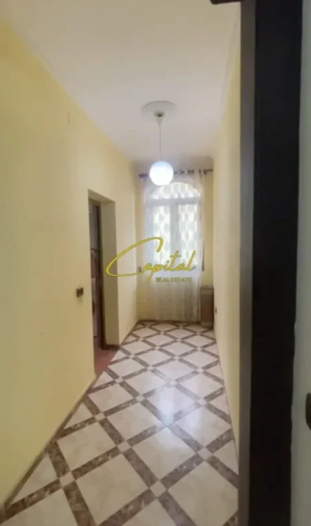 Tirane, jepet me qera apartament 2+1 Kati 2, 140 m² 550 € (ALI DEMI)
