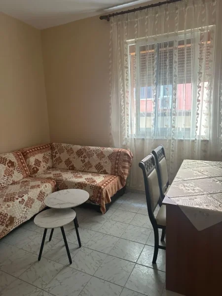 Tirane, jepet me qera apartament 1+1 Kati 2, 60 m² 500 € (Rruga e Durresit)