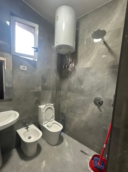 Tirane, jepet me qera apartament 1+1 Kati 2, 60 m² 500 € (Rruga e Durresit)