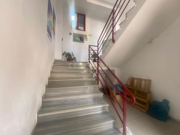 Tirane, jepet me qera magazine , 1.350 m² 3.000 € (Prane fabrikes se qelqit ne yzberisht)