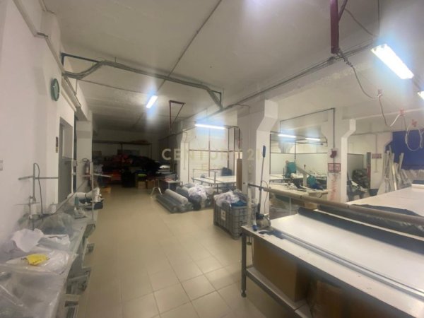 Tirane, jepet me qera magazine , 1.350 m² 3.000 € (Prane fabrikes se qelqit ne yzberisht)
