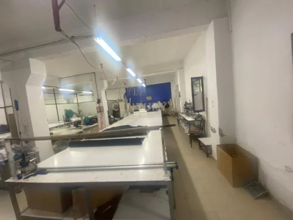 Tirane, jepet me qera magazine , 1.350 m² 3.000 € (Prane fabrikes se qelqit ne yzberisht)