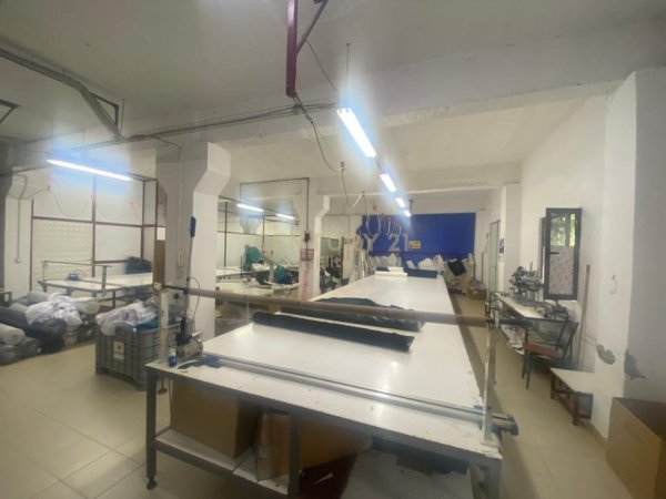 Tirane, jepet me qera magazine , 1.350 m² 3.000 € (Prane fabrikes se qelqit ne yzberisht)