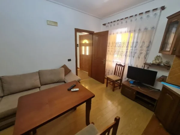 Tirane, jepet me qera apartament 1+1+Ballkon Kati 2, 60 m² 450 € (QSUT)