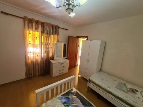 Tirane, jepet me qera apartament 1+1+Ballkon Kati 2, 60 m² 450 € (QSUT)
