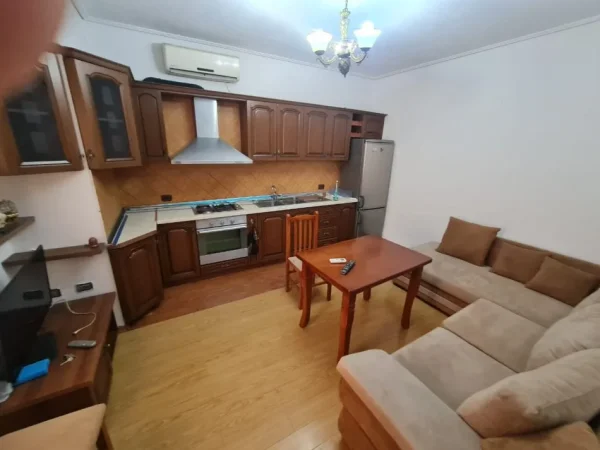 Tirane, jepet me qera apartament 1+1+Ballkon Kati 2, 60 m² 450 € (QSUT)