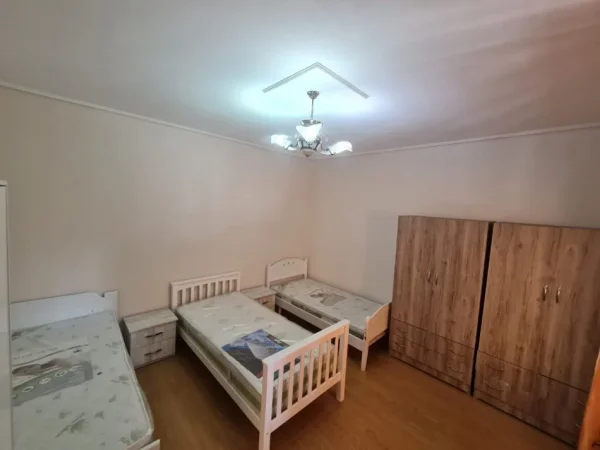 Tirane, jepet me qera apartament 1+1+Ballkon Kati 2, 60 m² 450 € (QSUT)