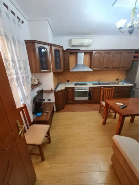 Tirane, jepet me qera apartament 1+1+Ballkon Kati 2, 60 m² 450 € (QSUT)
