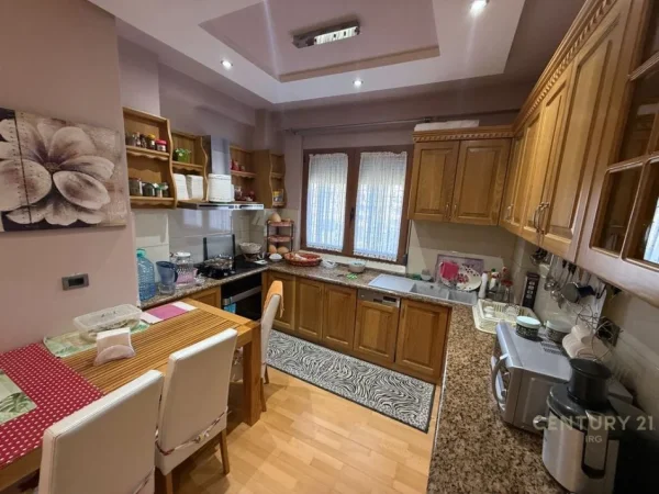 Tirane, shitet apartament 2+1+Aneks+Ballkon Kati 3, 124 m² 215.000 € (Brryli)