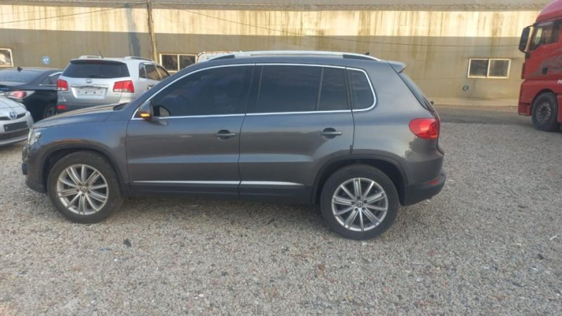 Tirane, shitet makine Tiguan Nafte, gri e erret automatik Klima 152 km 11.800 €