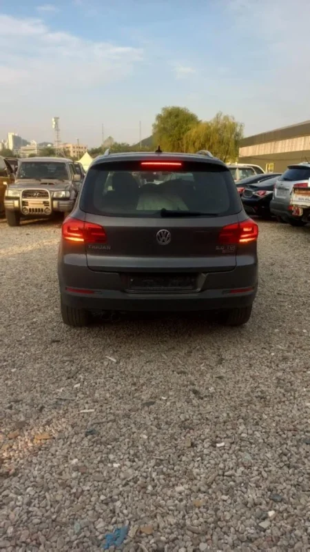 Tirane, shitet makine Tiguan Nafte, gri e erret automatik Klima 152 km 11.800 €