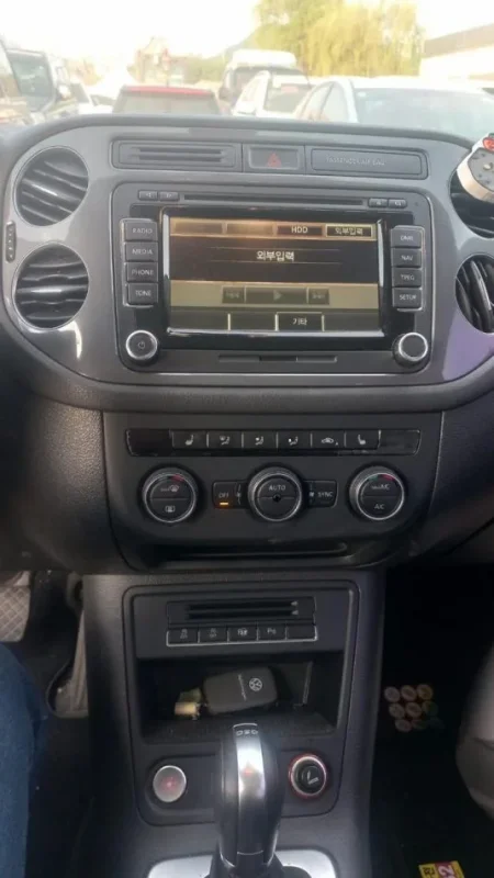 Tirane, shitet makine Tiguan Nafte, gri e erret automatik Klima 152 km 11.800 €