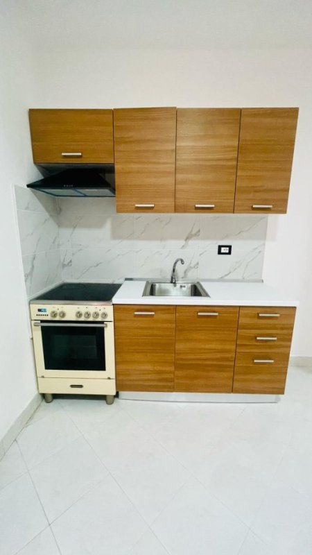 Tirane, jepet me qera garsonier 1+1 Kati 2, 40 m² 300 € (sanatoriumi)