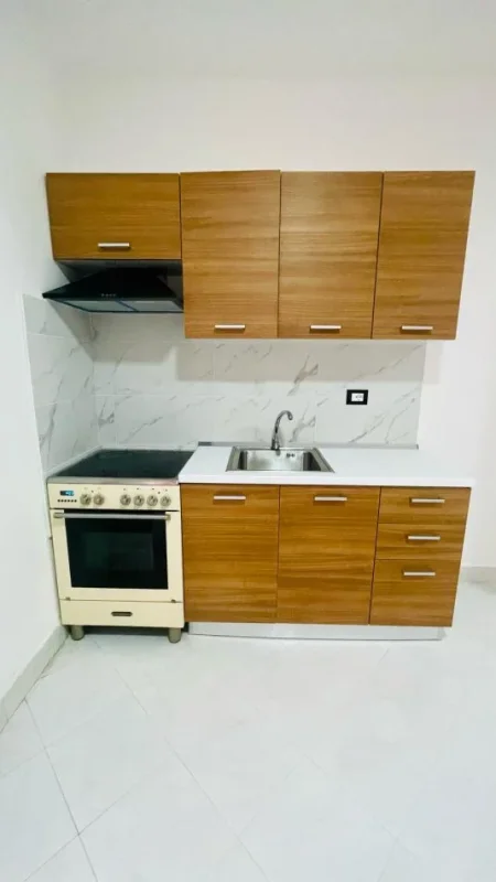 Tirane, jepet me qera garsonier 1+1 Kati 2, 40 m² 300 € (sanatoriumi)