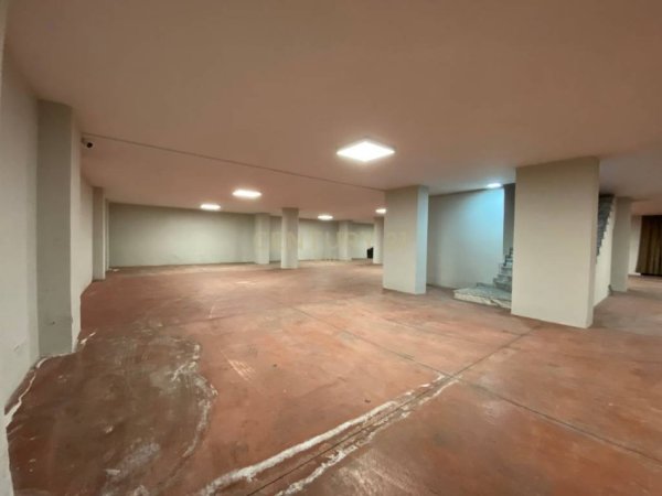 Tirane, shitet garazh | post parkimi , 389 m² 240.000 € (Astir)