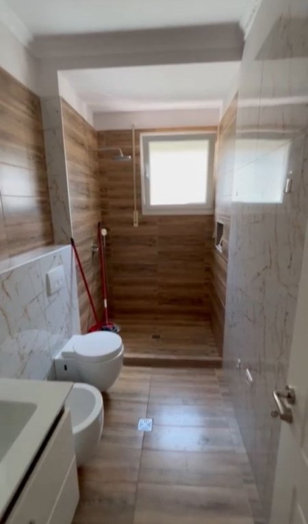 Tirane, jepet me qera apartament 3+1+Ballkon Kati 4, 138 m² 1.800 € (Kopshti Zoologjik)