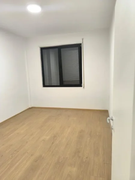 Tirane, jepet me qera ambjent biznesi Kati 2, 110 m² 750 € 