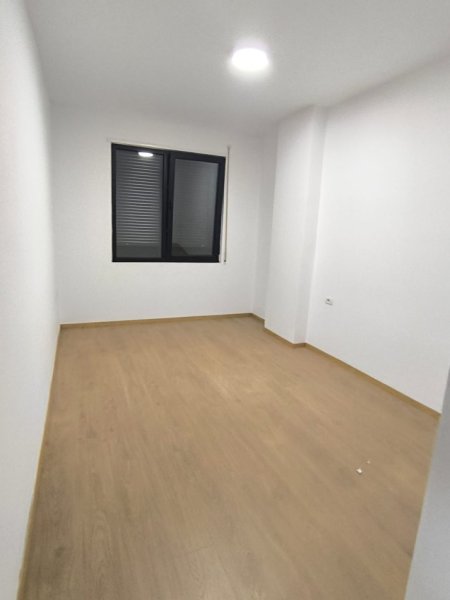Tirane, jepet me qera ambjent biznesi Kati 2, 110 m² 750 € 