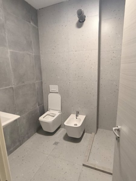 Tirane, jepet me qera ambjent biznesi Kati 2, 110 m² 750 € 