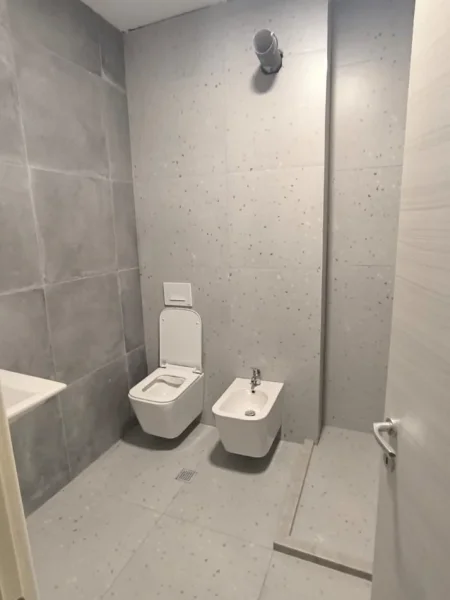 Tirane, jepet me qera ambjent biznesi Kati 2, 110 m² 750 € 