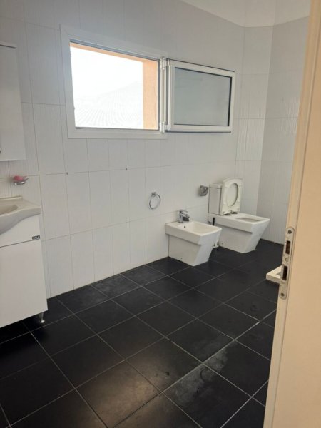 Tirane, jepet me qera apartament 2+1 Kati 2, 150 m² 470 € (farke)