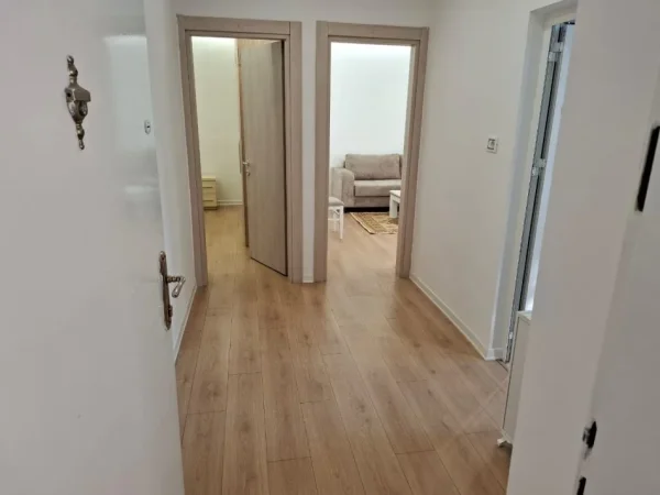 Tirane, jepet me qera apartament 1+1 Kati 3, 59 m² 550 € (stacioni i trenit)