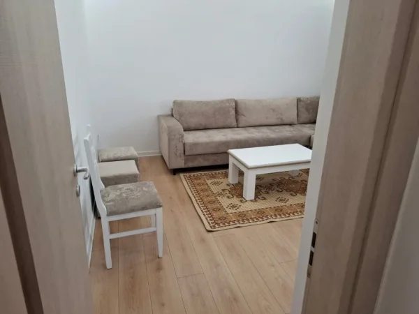 Tirane, jepet me qera apartament 1+1 Kati 3, 59 m² 550 € (stacioni i trenit)