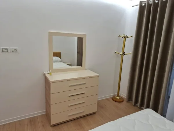 Tirane, jepet me qera apartament 1+1 Kati 3, 59 m² 550 € (stacioni i trenit)