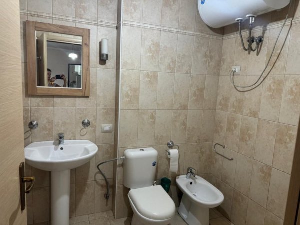 Apartament ne zone qendrore prane Hotel Mondialit