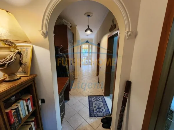 Tirane, shitet apartament 2+1+Ballkon Kati 3, 240 m² 400.000 € (BLLOKU)