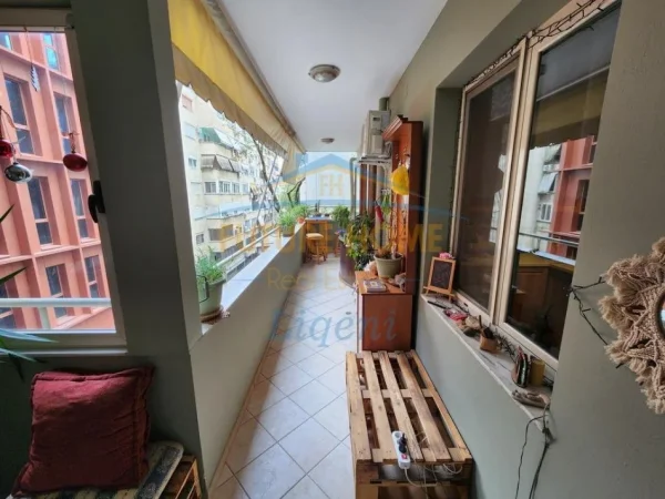 Tirane, shitet apartament 2+1+Ballkon Kati 3, 240 m² 400.000 € (BLLOKU)