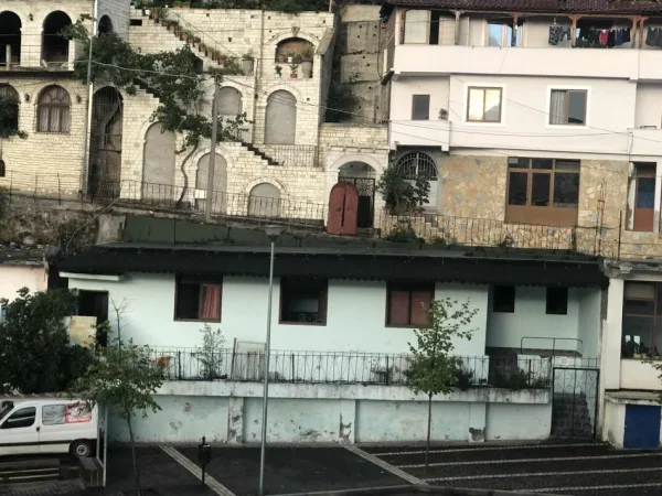 Berat, shitet lokal Kati 0, 100 m² (Polican)