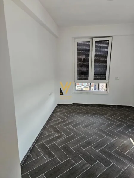 Tirane, jepet me qera zyre Kati 8, 108 m² 1.000 € (MYSLYM SHYRI)