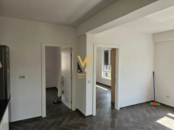 Tirane, jepet me qera zyre Kati 8, 108 m² 1.000 € (MYSLYM SHYRI)