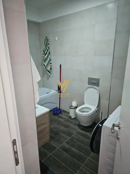 Tirane, jepet me qera zyre Kati 8, 108 m² 1.000 € (MYSLYM SHYRI)