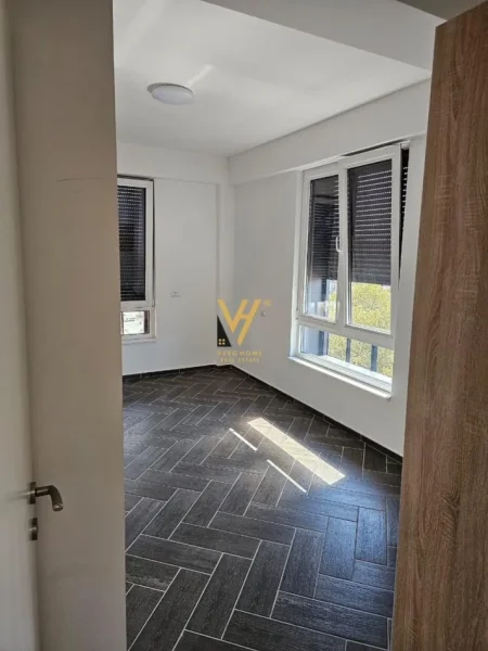 Tirane, jepet me qera zyre Kati 8, 108 m² 1.000 € (MYSLYM SHYRI)