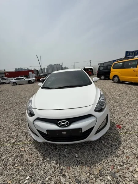 Tirane, shitet makine Hyundai Nafte, e bardhë automatik Klima 210 km 5.600 €