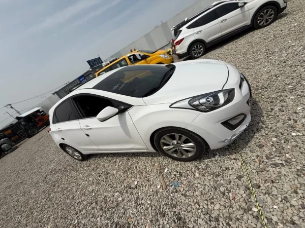 Tirane, shitet makine Hyundai Nafte, e bardhë automatik Klima 210 km 5.600 €