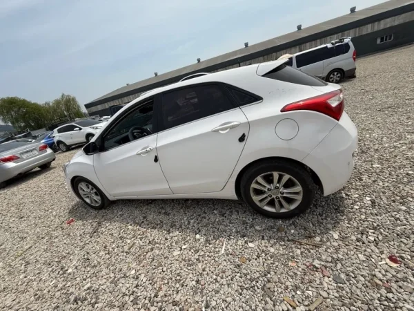 Tirane, shitet makine Hyundai Nafte, e bardhë automatik Klima 210 km 5.600 €