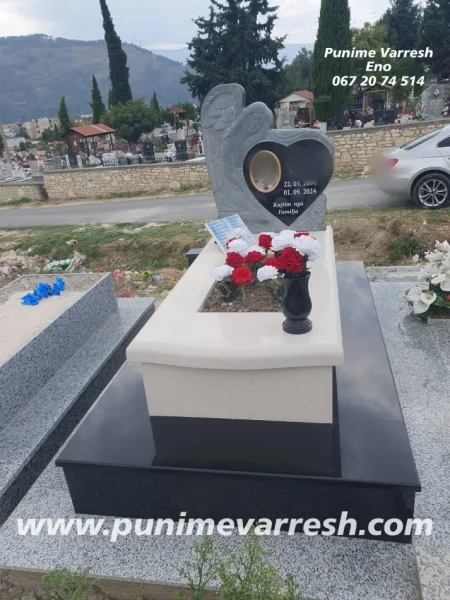 Tirane, ofroj Punim Memoriali (Qivur) Ne Forme Engjelli Granit &amp; Mermer