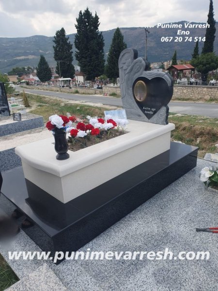 Tirane, ofroj Punim Memoriali (Qivur) Ne Forme Engjelli Granit &amp; Mermer