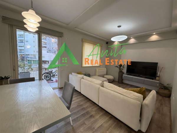 Tirane, jepet me qera apartament 2+1+Ballkon Kati 3, 97 m² 700 € (Liqeni i Thate, mbi kopshtin Zoologjik)