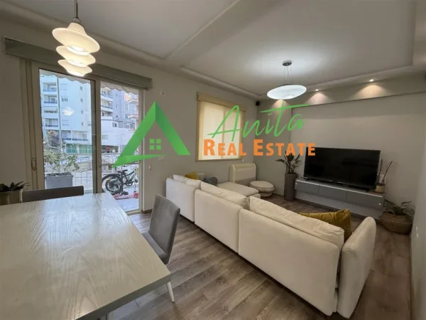 Tirane, jepet me qera apartament 2+1+Ballkon Kati 3, 97 m² 700 € (Liqeni i Thate, mbi kopshtin Zoologjik)
