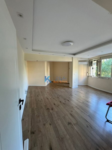 Tirane, jap me qera zyre Kati 3, 80 m² 1.200 € (9 Katshet, ne Qender)